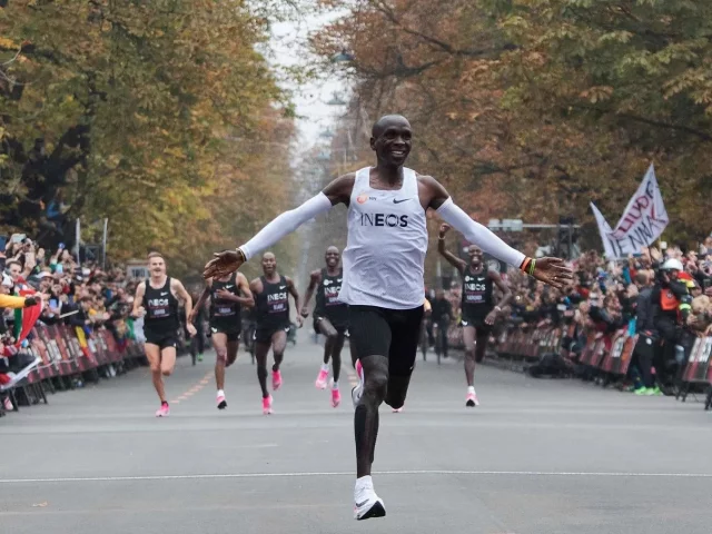 Un record incredibile Kipchoge sotto le 2h in maratona